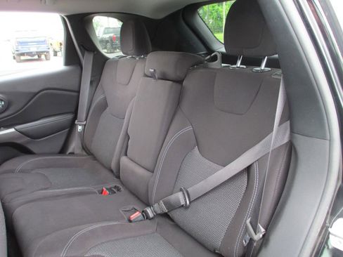 Used 2021 Jeep Cherokee Latitude AWD/4WD image 17