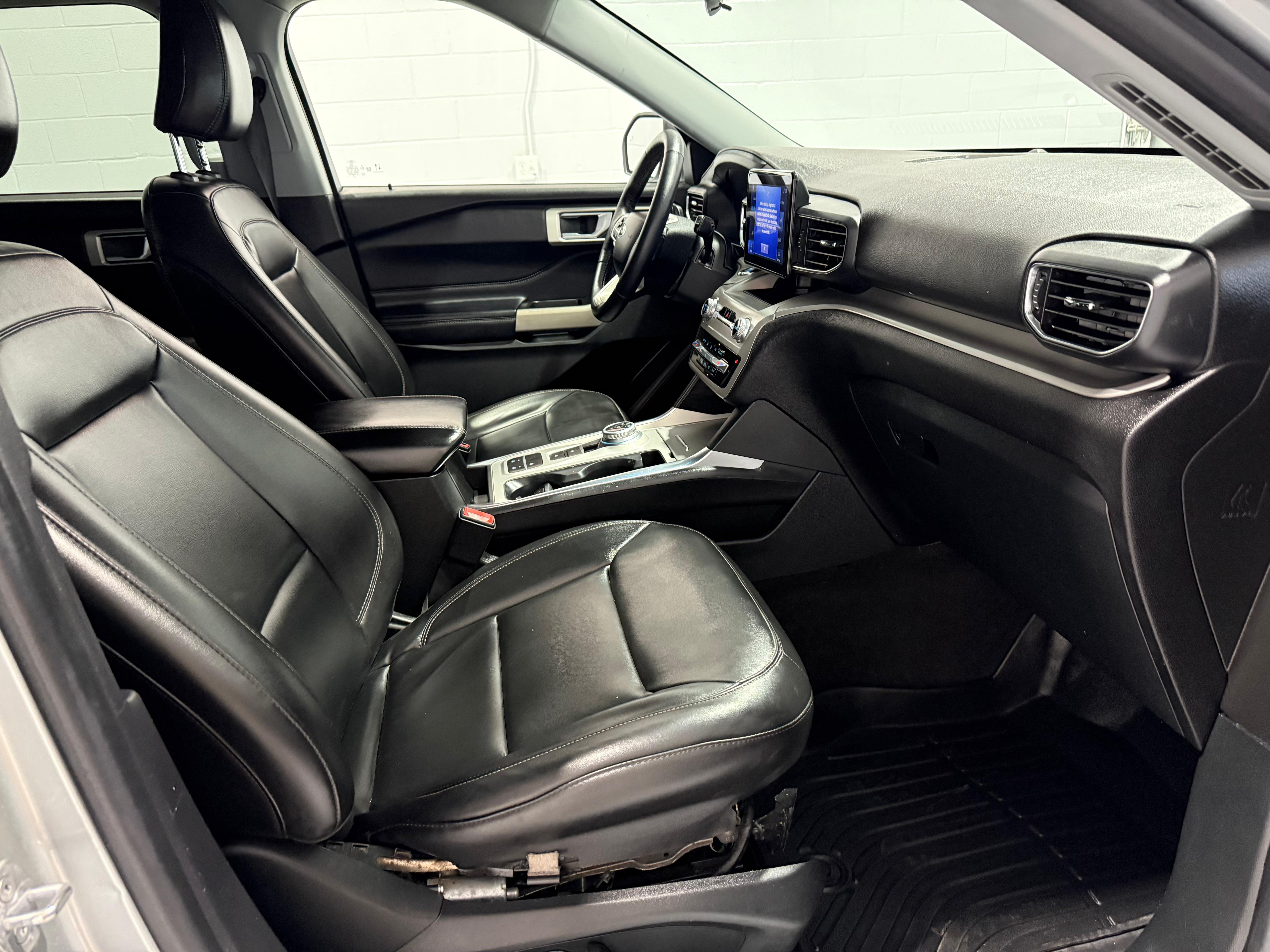 Used 2022 Ford Explorer XLT w/ Equipment Group 202A RWD image 14
