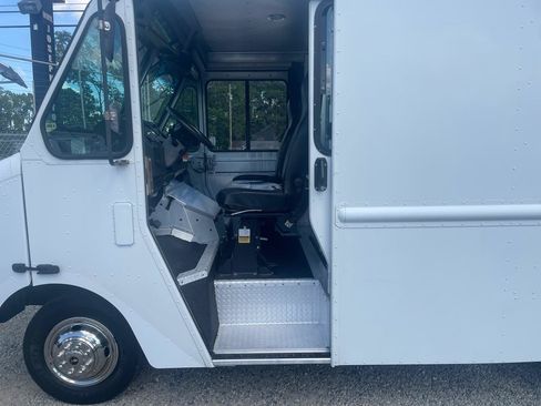 Used 2016 Ford E-350 and Econoline 350 Super Duty w/ A/C Prep Package RWD image 9