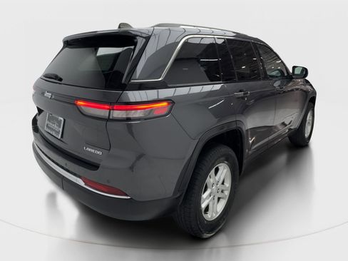 Used 2024 Jeep Grand Cherokee Laredo AWD/4WD image 7