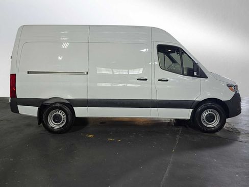 Used 2025 Mercedes-Benz Sprinter 2500 image 2