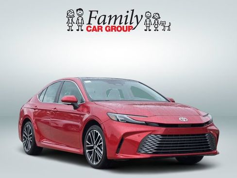 Used 2025 Toyota Camry XLE AWD/4WD image 2