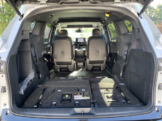 Certified 2024 Toyota Sienna XSE FWD image 39