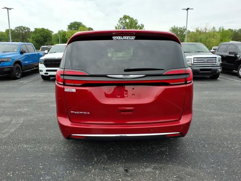 Used 2025 Chrysler Pacifica Select FWD image 4