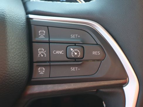 Used 2024 Jeep Grand Cherokee Limited w/ Black Appearance Package image 16