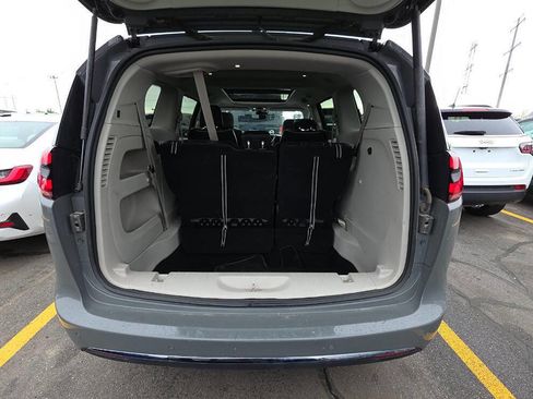 Used 2023 Chrysler Pacifica Limited FWD image 12