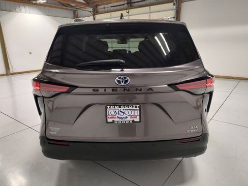 Used 2021 Toyota Sienna XLE image 13