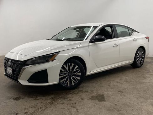 Used 2025 Nissan Altima 2.5 SV image 1