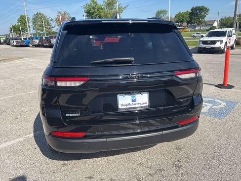 Used 2025 Jeep Grand Cherokee Altitude AWD/4WD image 23