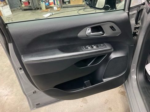 Used 2025 Chrysler Pacifica Select FWD image 11