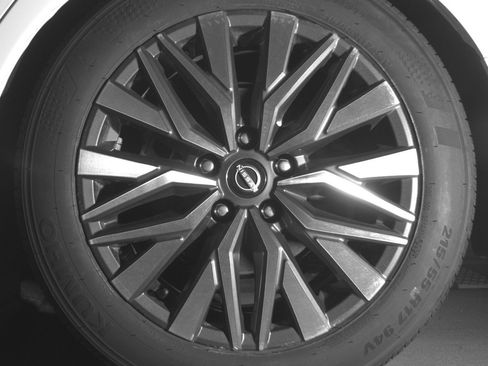 Used 2025 Nissan Altima 2.5 SV FWD image 14