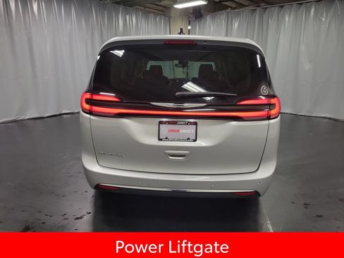 Used 2024 Chrysler Pacifica Touring-L FWD image 7
