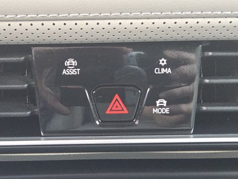 Used 2025 Volkswagen Atlas SE image 10