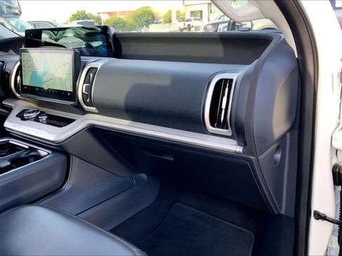 Used 2025 Ford Expedition Active AWD/4WD image 17