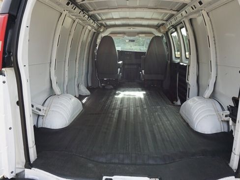 Used 2010 Chevrolet Express 1500 image 19