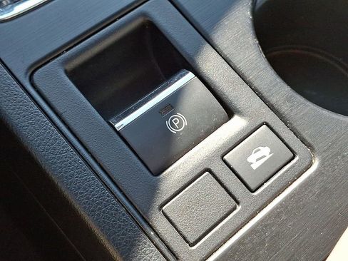 Used 2018 Subaru Legacy 2.5i Limited image 26