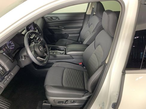 Used 2025 Nissan Pathfinder SV image 32