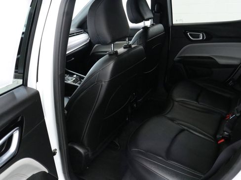 Used 2025 Jeep Compass Limited image 24