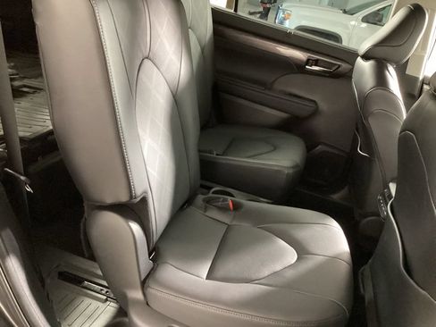 Used 2024 Toyota Highlander Platinum AWD/4WD image 20