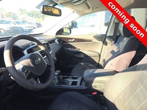 Used 2019 Kia Sorento LX image 2