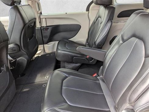 Used 2024 Chrysler Pacifica Touring-L FWD image 23