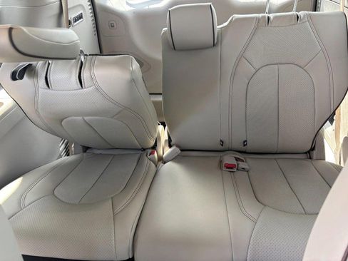 Used 2020 Chrysler Pacifica Limited image 11