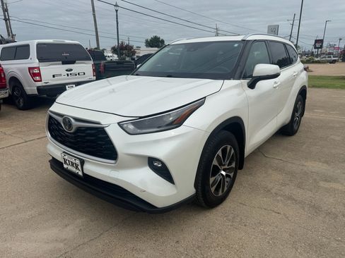 Used 2021 Toyota Highlander XLE AWD/4WD image 1