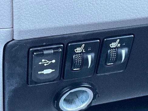 Used 2015 Toyota Sienna XLE w/ XLE Navigation Package image 27