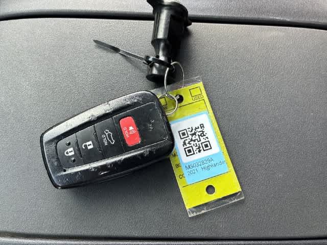 Used 2021 Toyota Highlander XSE FWD image 38