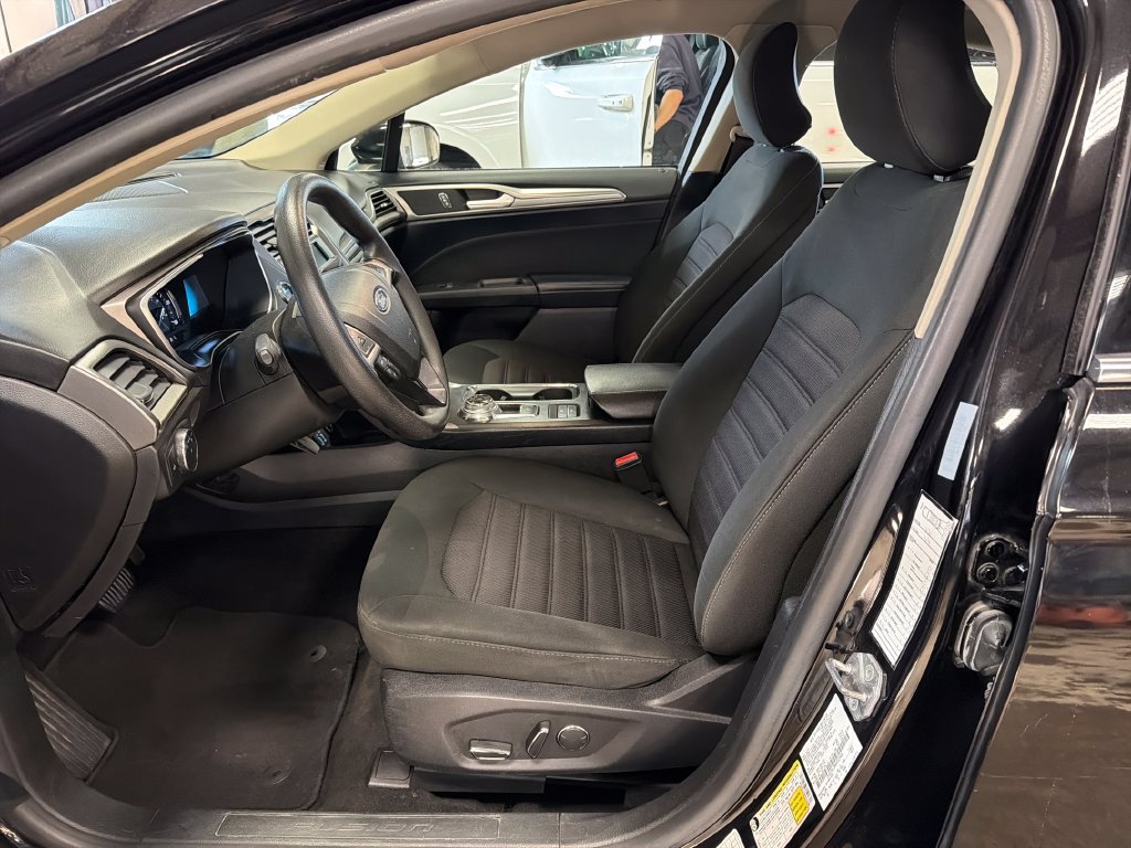 Used 2019 Ford Fusion SE FWD image 14