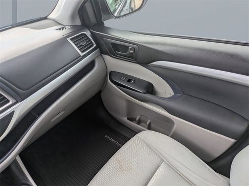 Used 2015 Toyota Highlander LE image 17