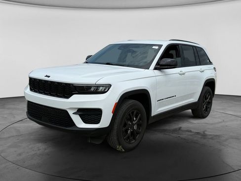 Used 2024 Jeep Grand Cherokee Altitude RWD image 5