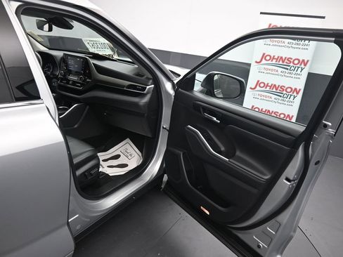 Used 2022 Toyota Highlander XLE AWD/4WD image 24