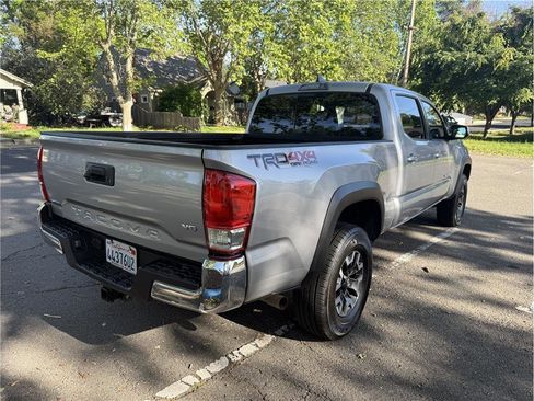 Used 2017 Toyota Tacoma TRD Off-Road w/ Tow Package AWD/4WD image 5