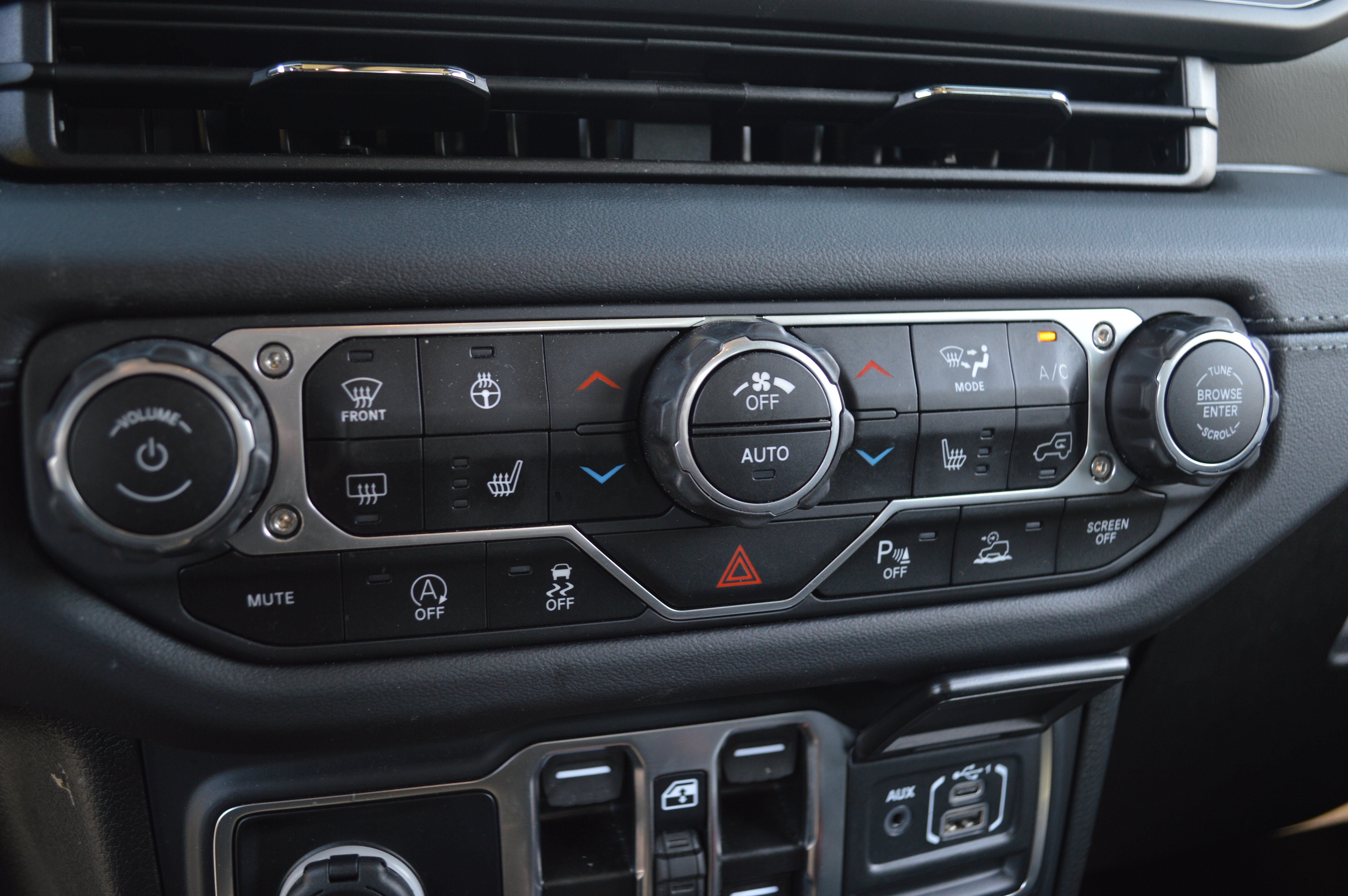 Used 2024 Jeep Gladiator Mojave AWD/4WD image 24