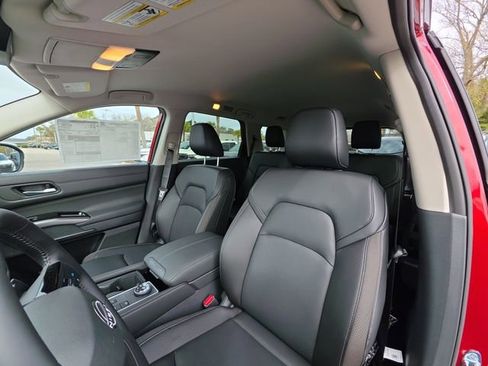 New 2026 Nissan Pathfinder SL image 13