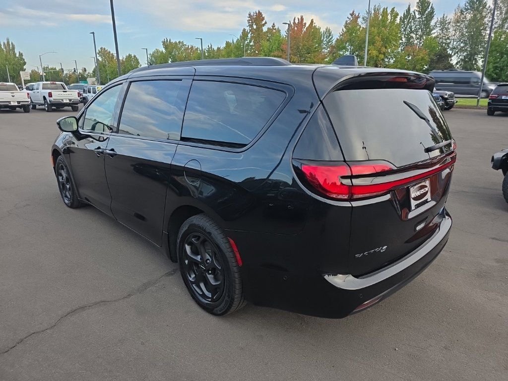 Used 2023 Chrysler Pacifica Limited w/ S Appearance Package FWD image 3