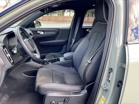 Used 2023 Volvo XC40 Recharge Plus w/ Protection Package Premier image 28