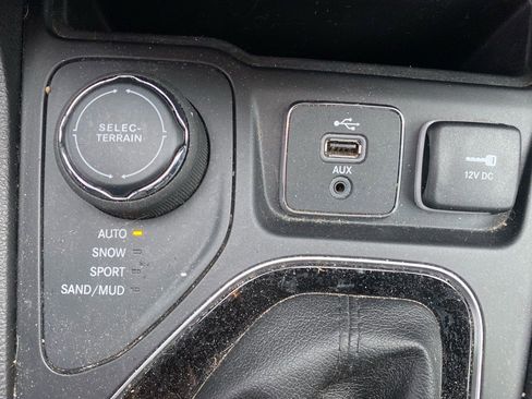 Used 2019 Jeep Cherokee Limited image 11