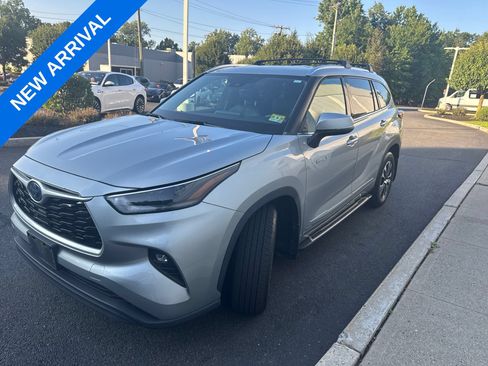 Used 2021 Toyota Highlander XLE AWD/4WD image 5