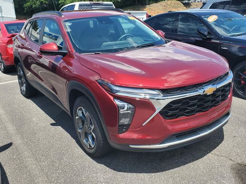 Used 2024 Chevrolet Trax LT FWD image 2