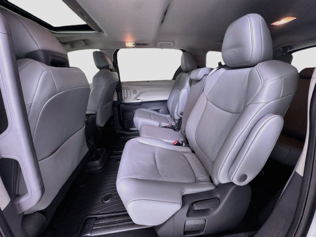 Used 2022 Toyota Sienna XLE FWD image 24