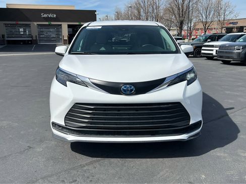 Used 2025 Toyota Sienna LE image 3