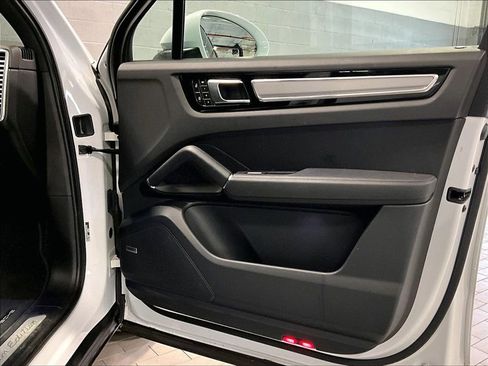 Certified 2023 Porsche Cayenne Platinum Edition image 29