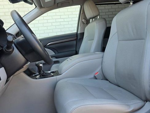 Used 2015 Toyota Highlander Limited Platinum AWD/4WD image 12