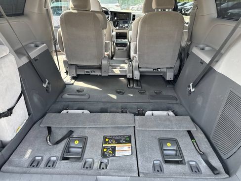 Used 2020 Toyota Sienna LE FWD image 29