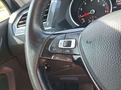 Used 2018 Volkswagen Tiguan SE w/ Panoramic Sunroof Package image 17