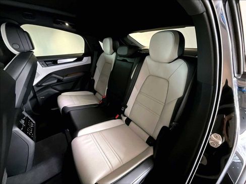Used 2024 Porsche Cayenne image 30