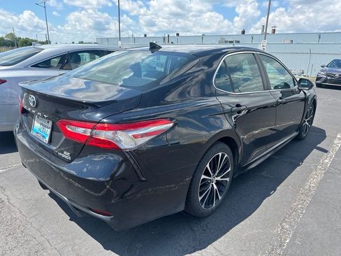 Used 2019 Toyota Camry SE w/ Sunroof Package FWD image 3