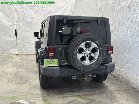 Used 2016 Jeep Wrangler Unlimited Sahara w/ Connectivity Group AWD/4WD image 27